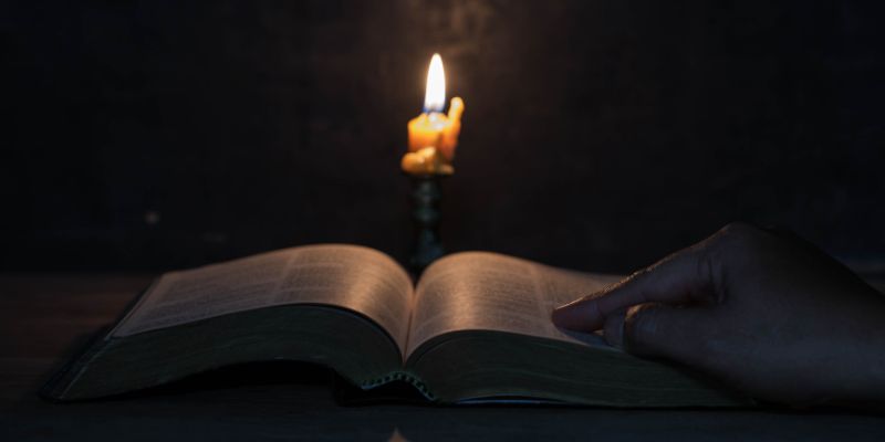 Bible - Praying with candlelit - Discover peace, and draw inspiration from the sacred scriptures and the tranquility of prayer